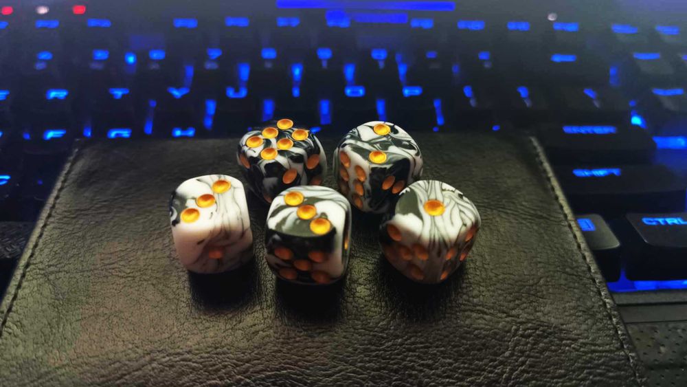 Kości do gry, kolor czarnobiały połysk 5 sztuk, DND MTG D6 16x16mm