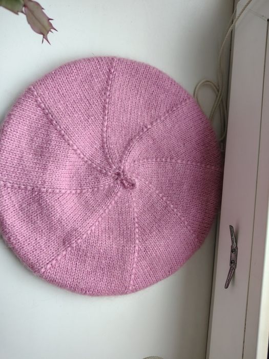 Жіночі берети із натуральної пряжі ручної роботи