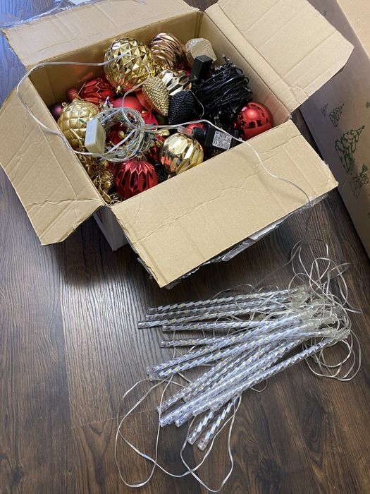 Продам елку европейскую искусственную разборную с игрушками гирляндами