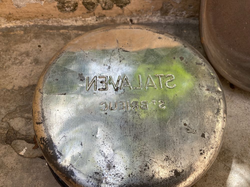 2 formas metalicas de cozinha antigas