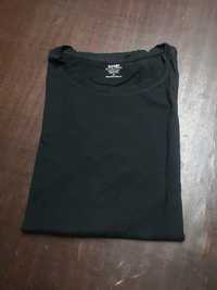 T-shirt escura simples