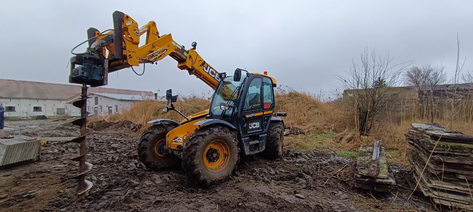 Usługi ładowarką teleskopową JCB wynajem ladowarki