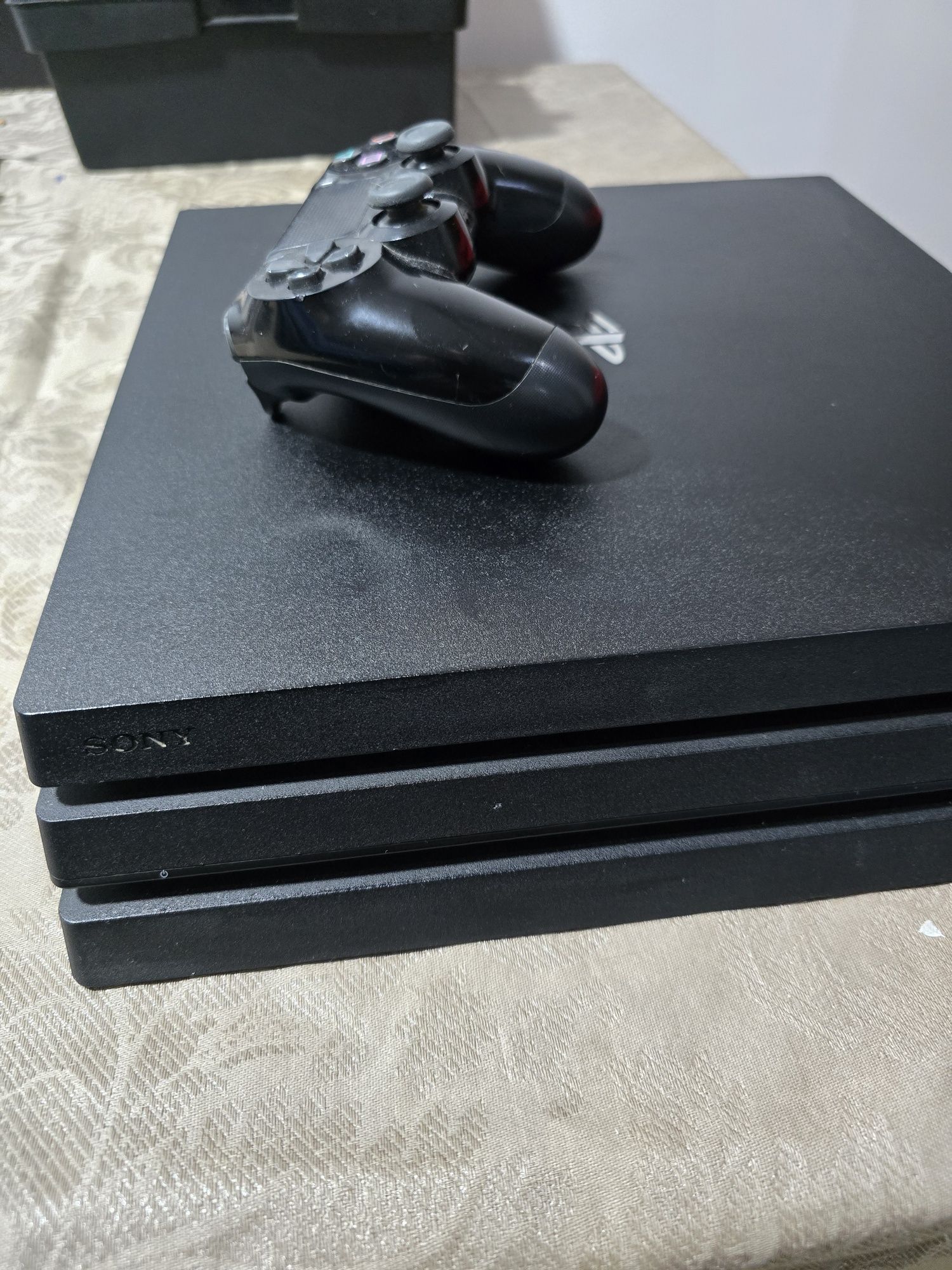 Ps4 Pro 4k com comando e cabos