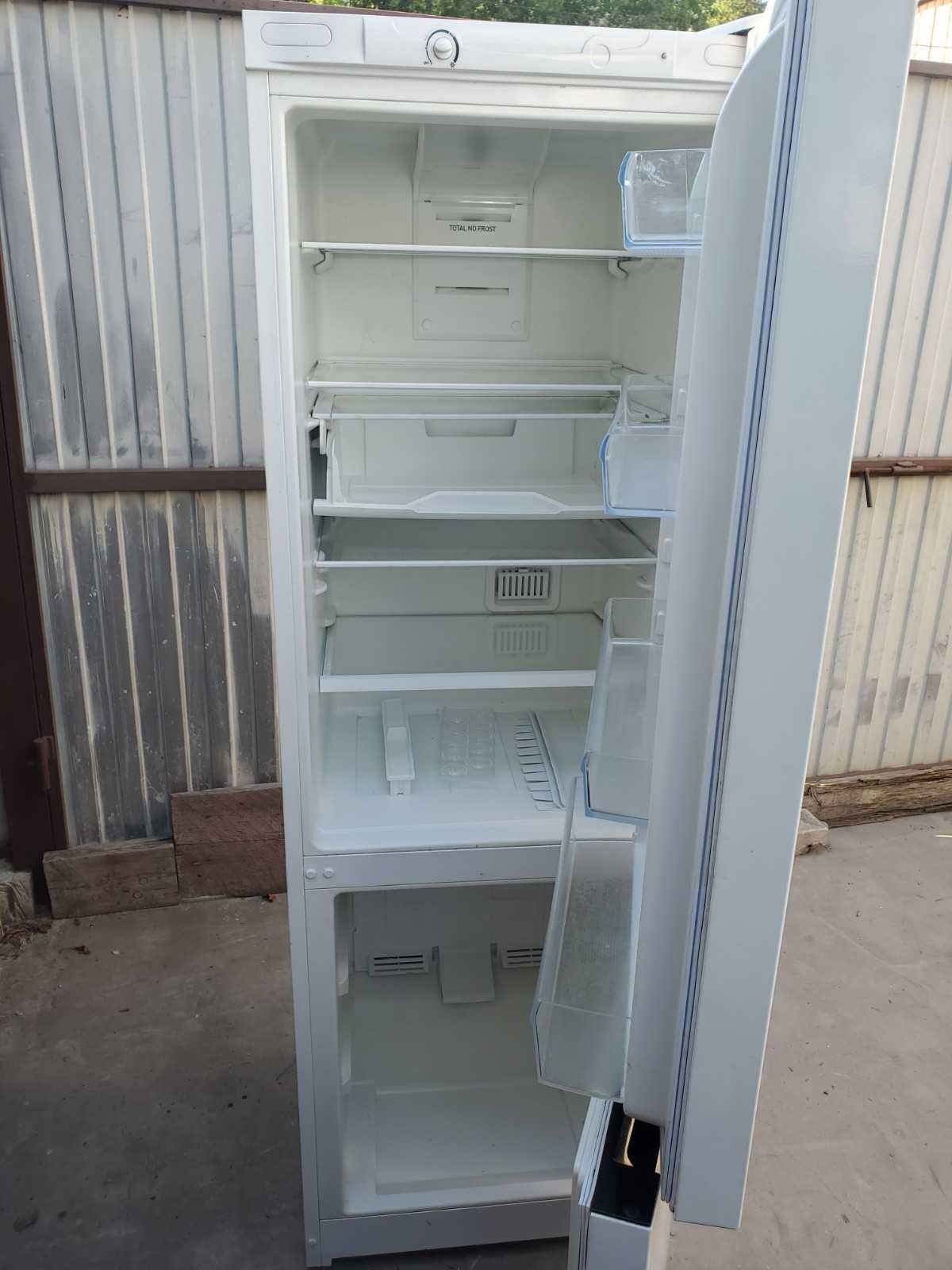 холодильник 7 лет  INDESIT NO FROST запчасти или целиком