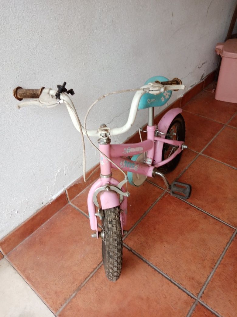 Mini bicicleta em ótimo estado tem rodas laterais de apoio