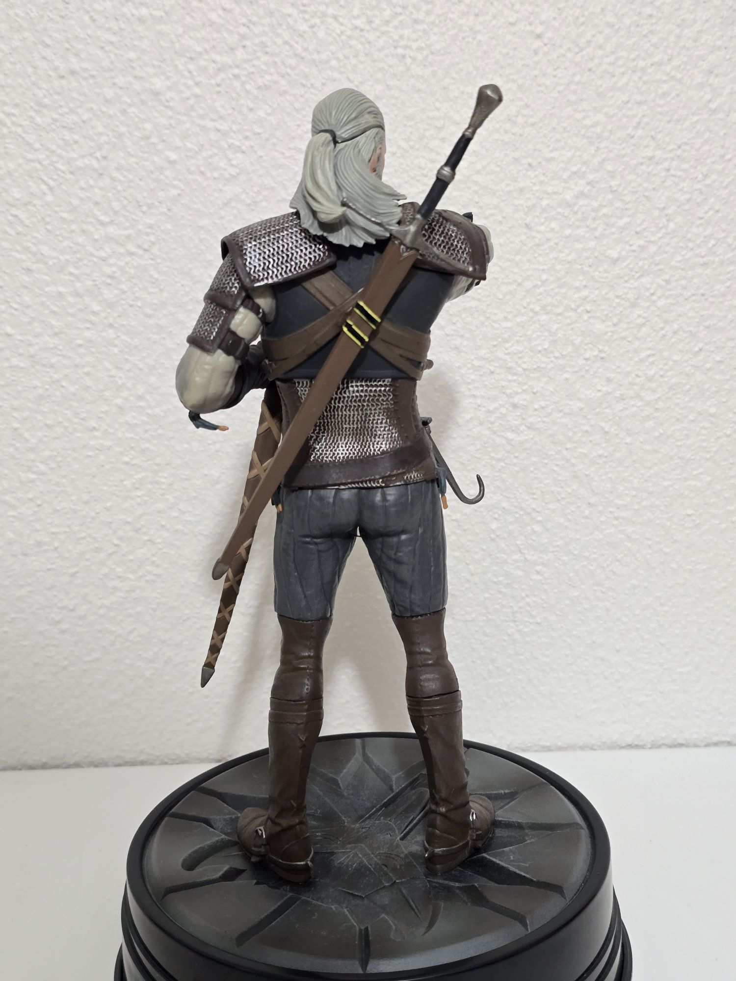 Geralt The Witcher Dark Horse statue