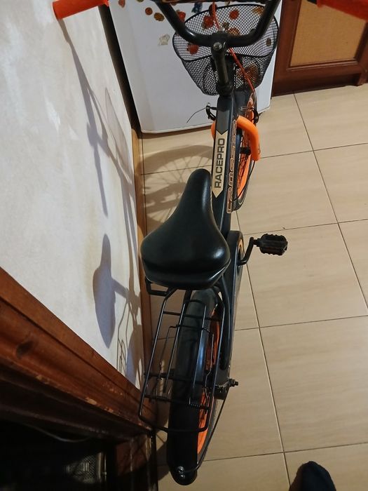 Велосипед дитячий помаранчево-чорного кольору 16 дюймів на 4-7 років