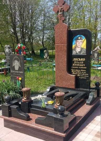 Пам'ятники з кар'єру склад у Луцьку