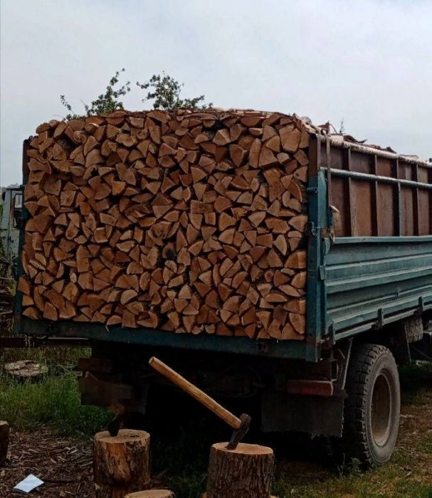 Дрова дуб,акация уложенные