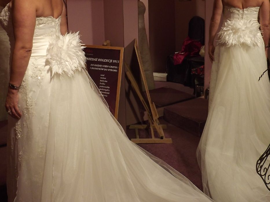 suknia ślubna w kolorze ecru