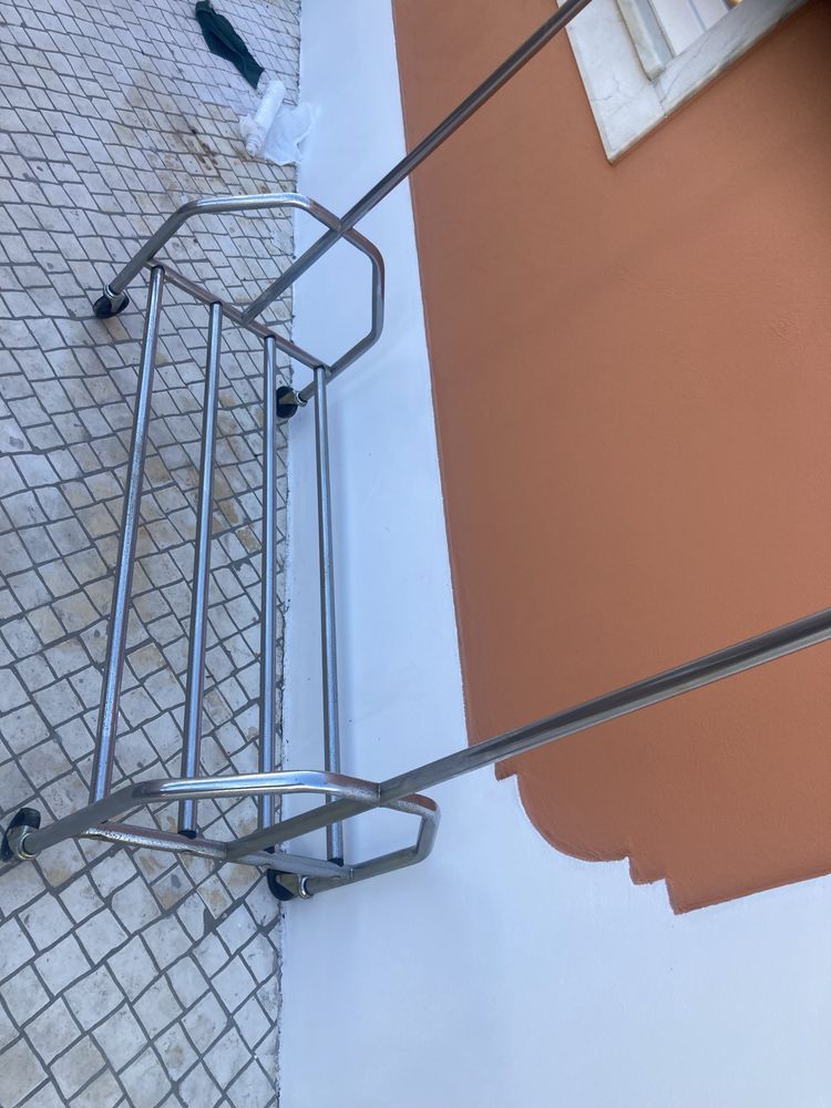 Cabide em bom estado bastante resistente com rodas