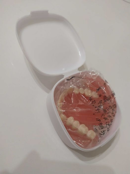 Зубний протез \акриловий\