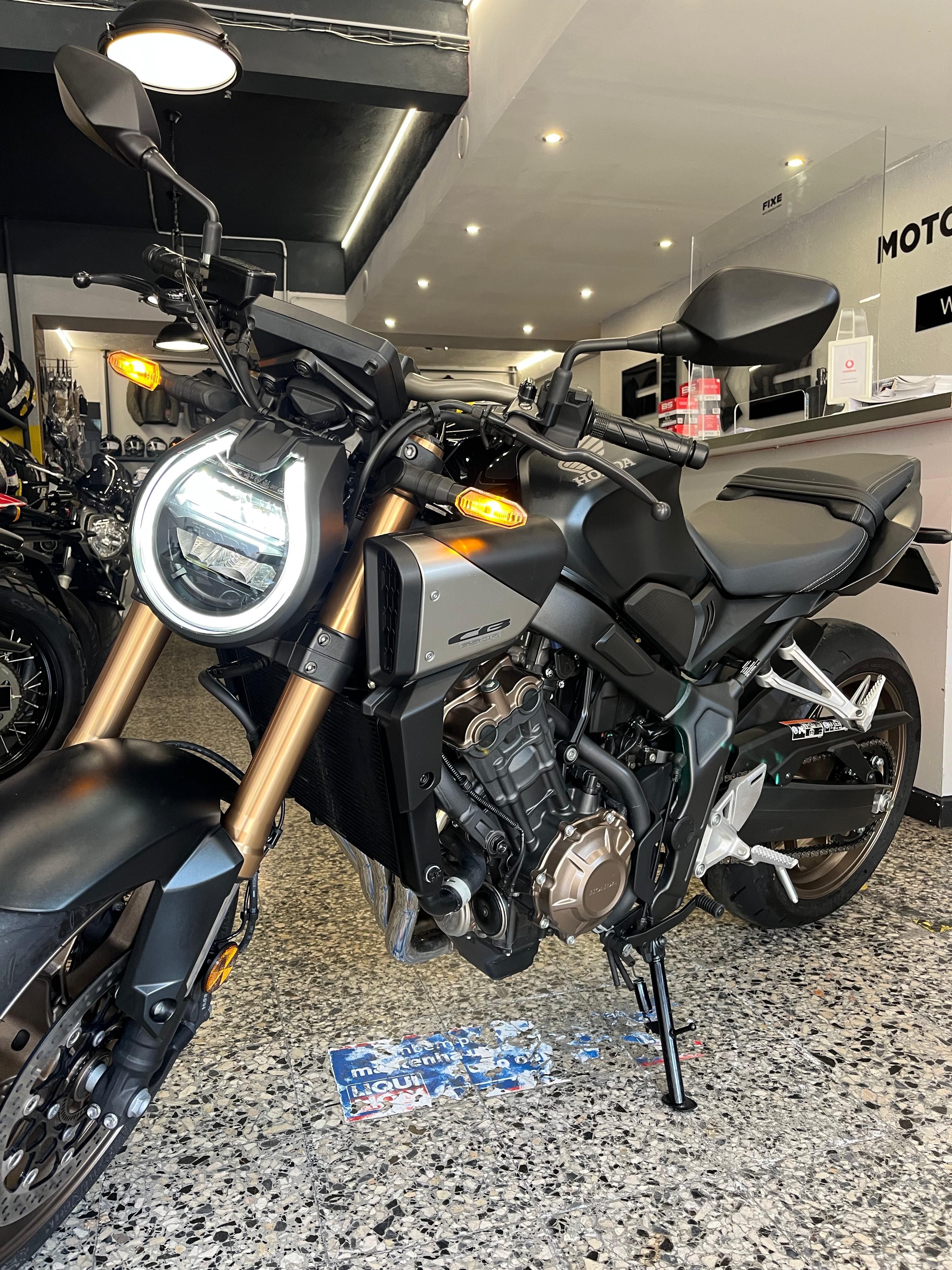 Honda CB 650 RA de 2024, como nova, com apenas 2902 Kms