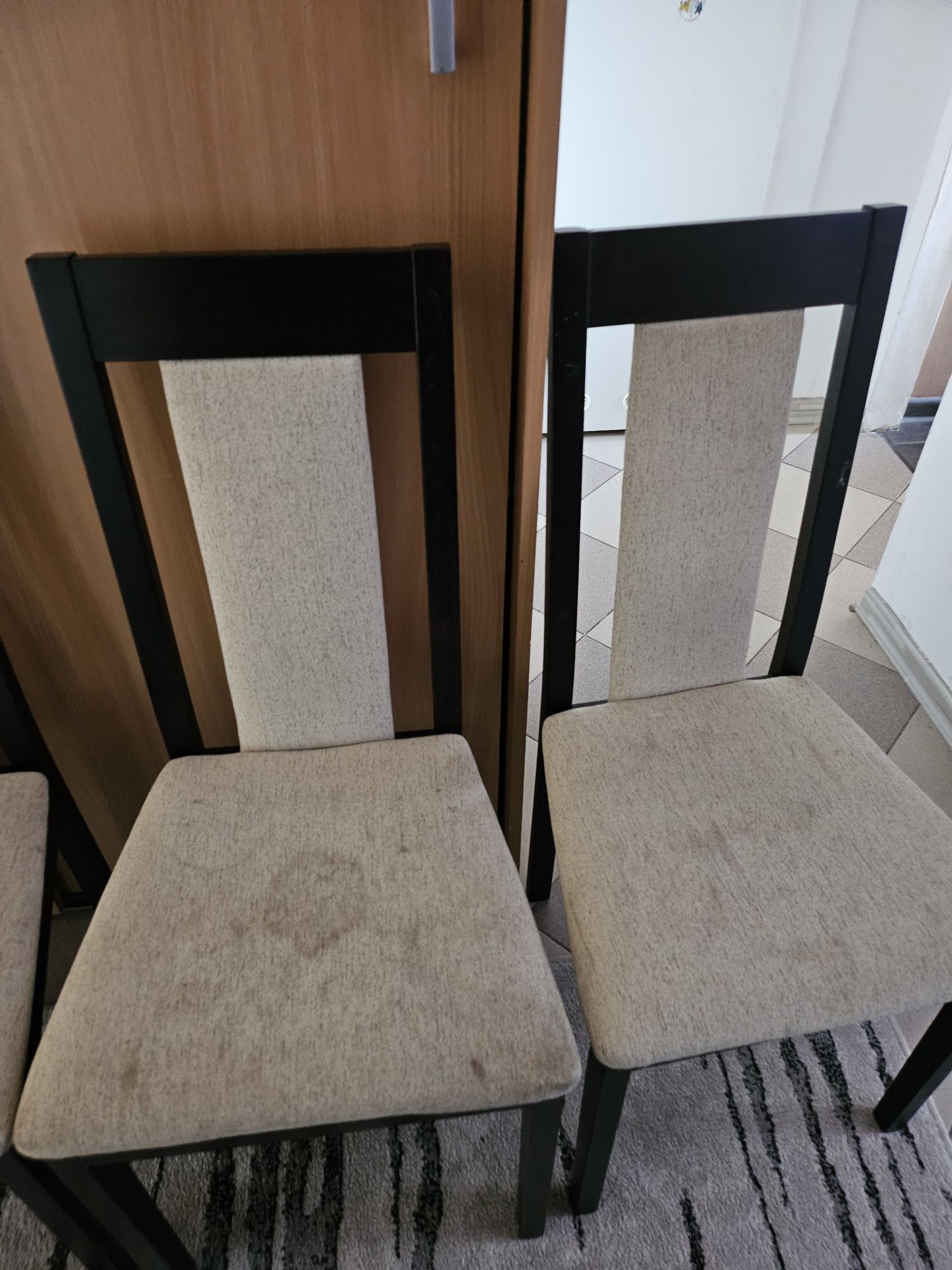 4 krzesła do salonu
