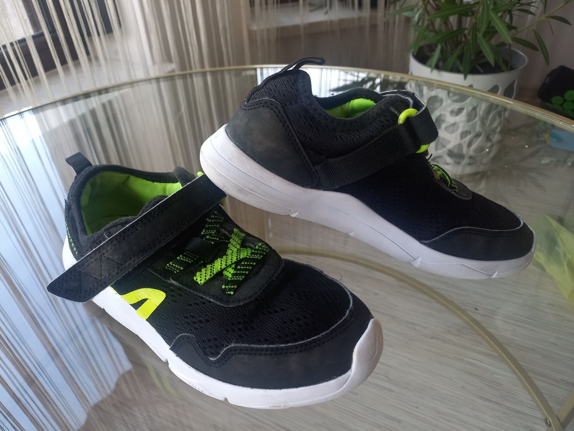Buciki sportowe rozm 35 22 cm adidaski białą pideszwą buty chłopięce