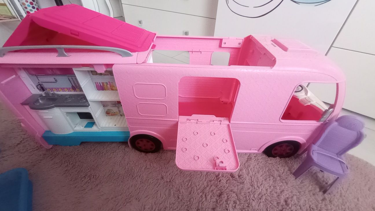 Camper Barbie z basenem