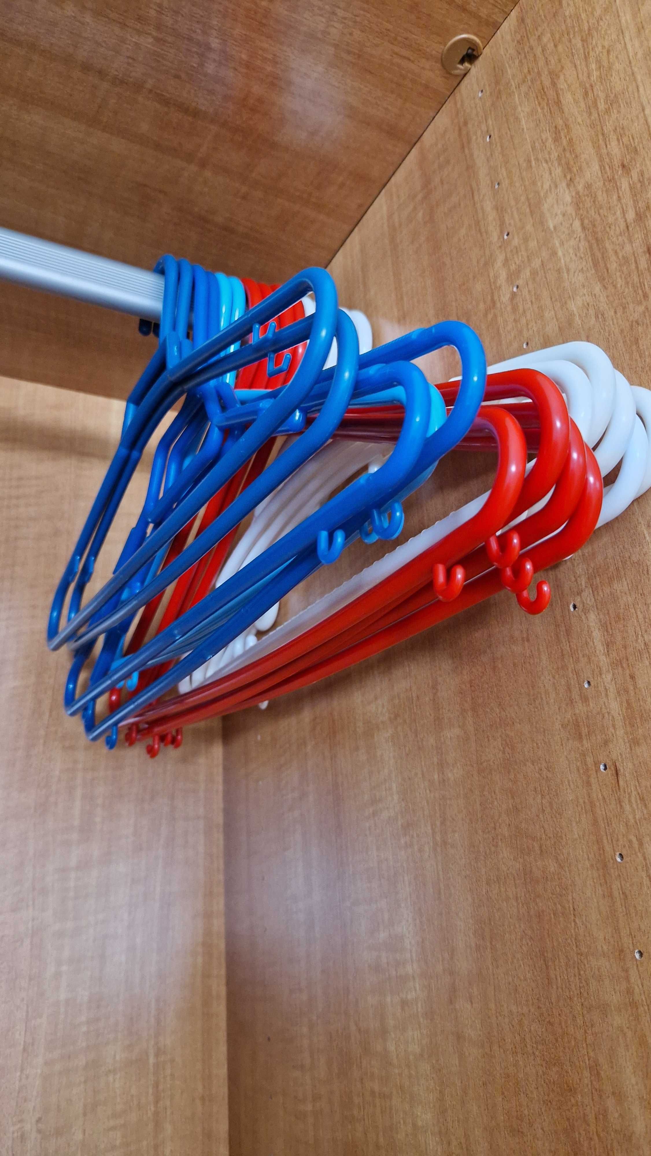 Conjunto 14 cabides cores diversas de plástico