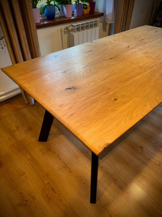 Stół dębowy z metalowymi nogami