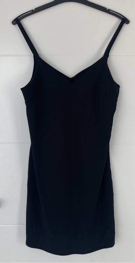 Sukienka „mała czarna” na ramiączkach moda klasyka trendy
