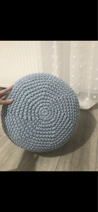 Pufa na szydełku, ręcznie robiona.