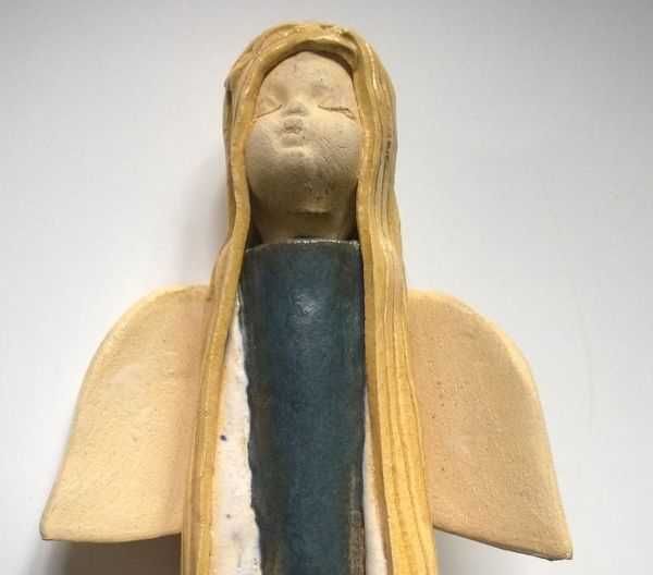 Figurka anioł aniołek z czerwonym sercem stojący smutny ceramika 24cm