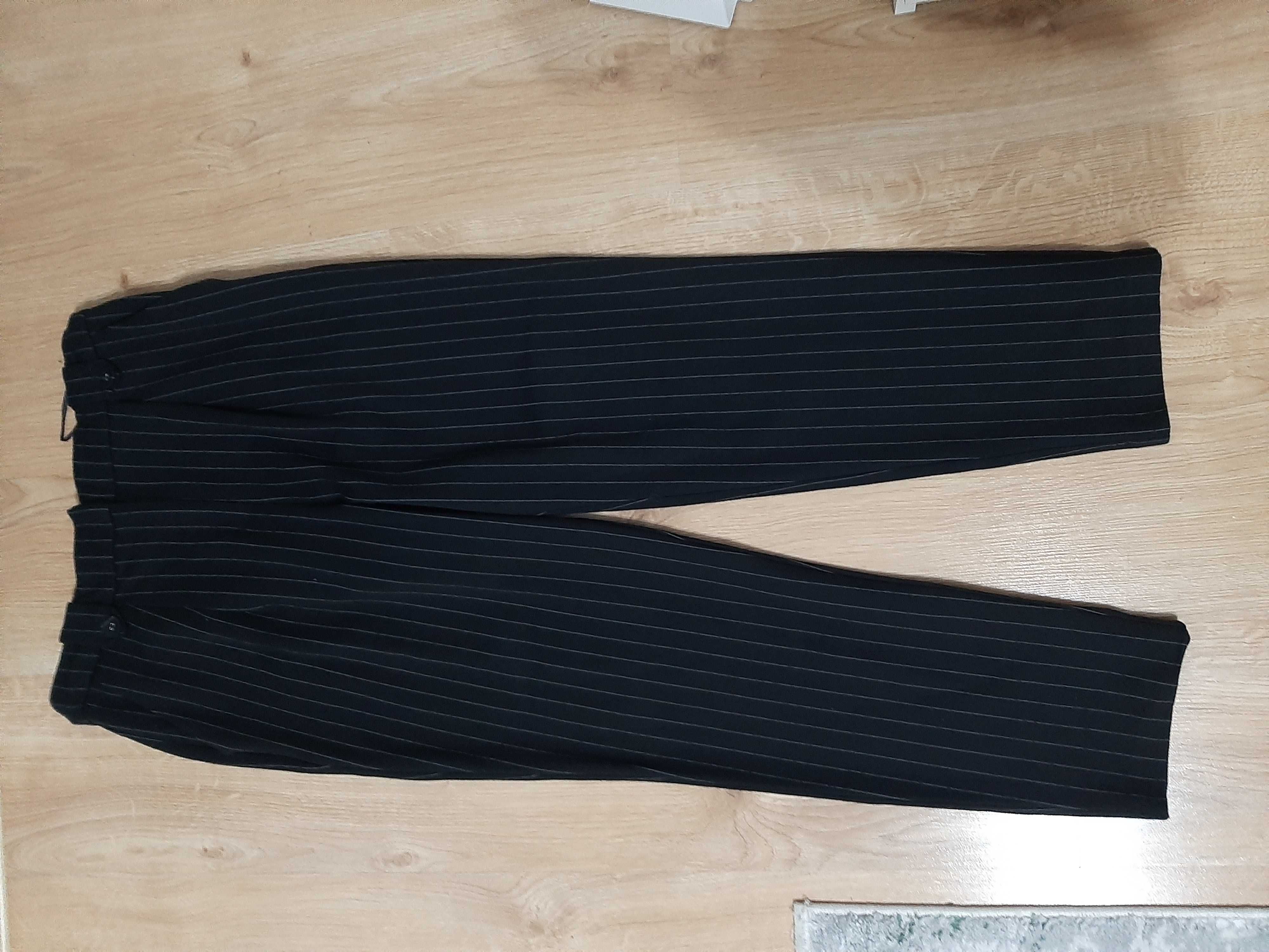 Czarne spodnie w paski F&F roz.42