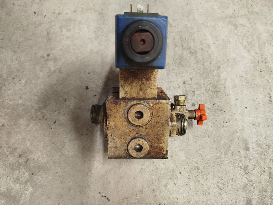 Rozdzielacz hydrauliczny 24V