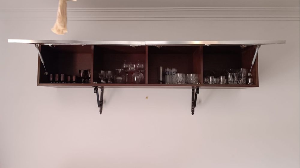 Móvel de parede em carvalho maciço com portas em vidro preto fumado