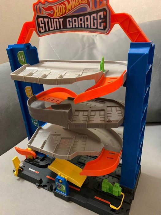 Трек Ігровий набір Hot Wheels Гараж для трюків (GNL70)