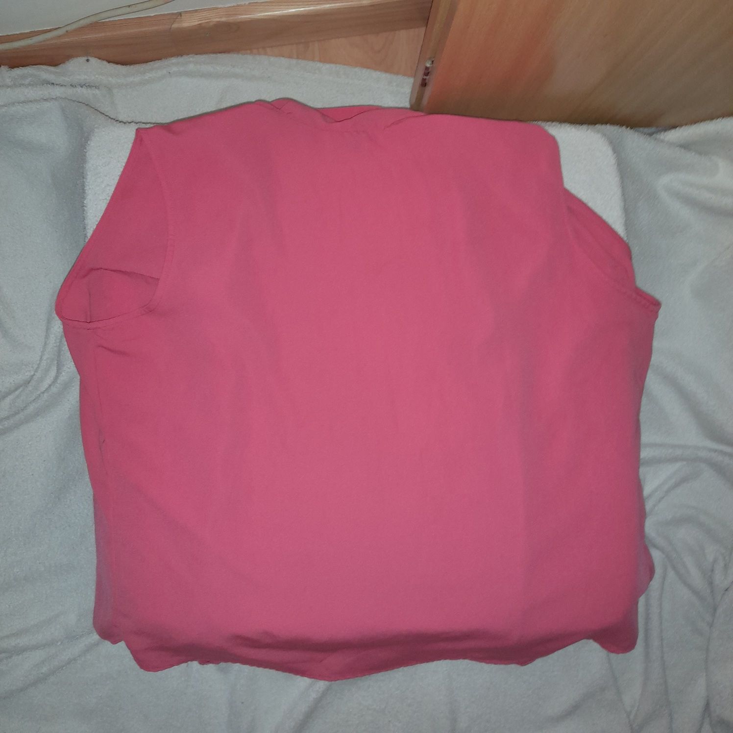Camiseiro cor-de-rosa