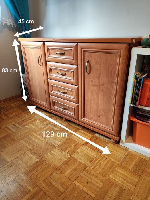 Komoda drewnopodobna 129×45×83 cm – 2 szafki + 4 szuflady, stan bdb