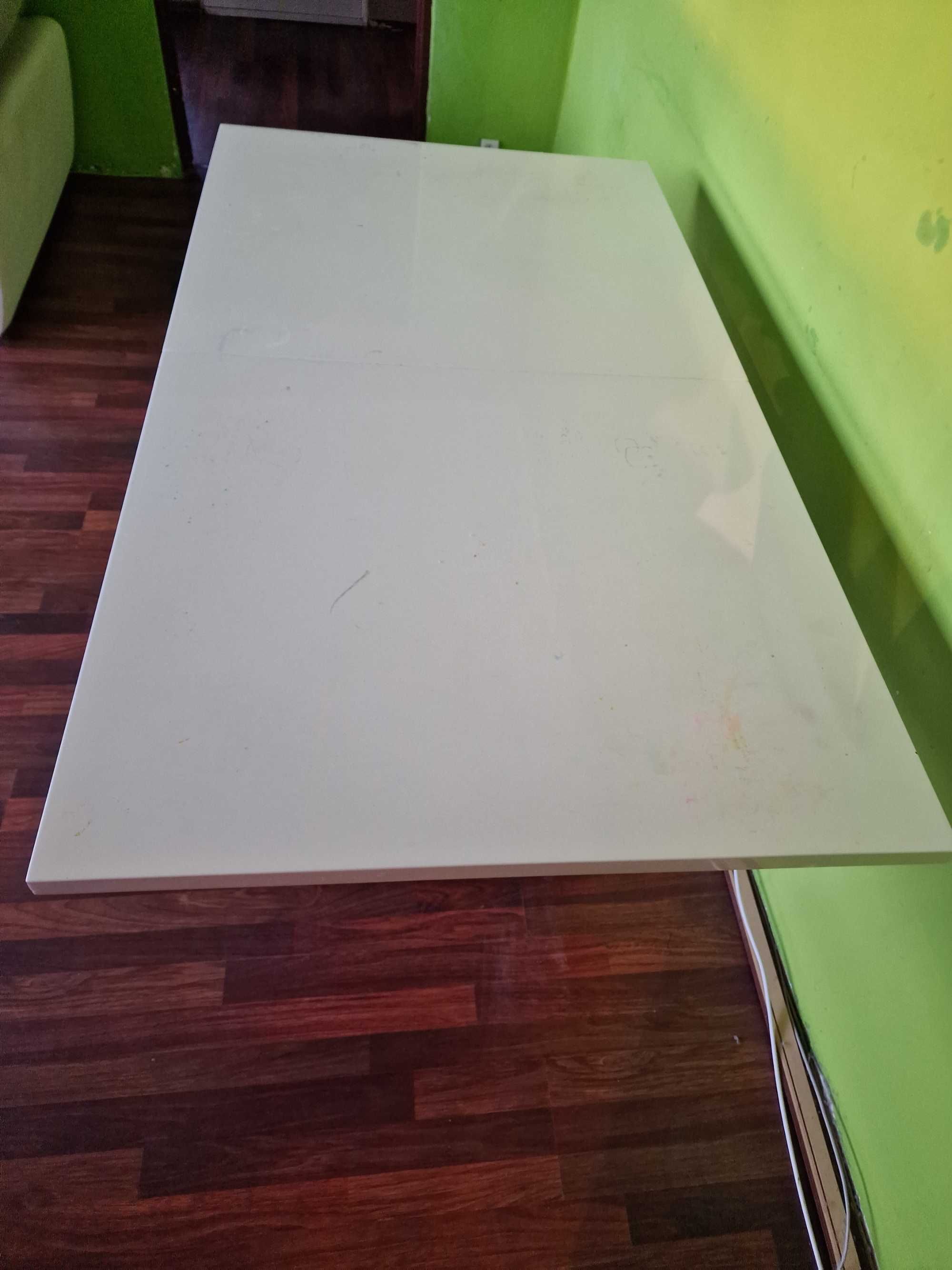 Stół biały + 4 krzesła (opcjonalne)