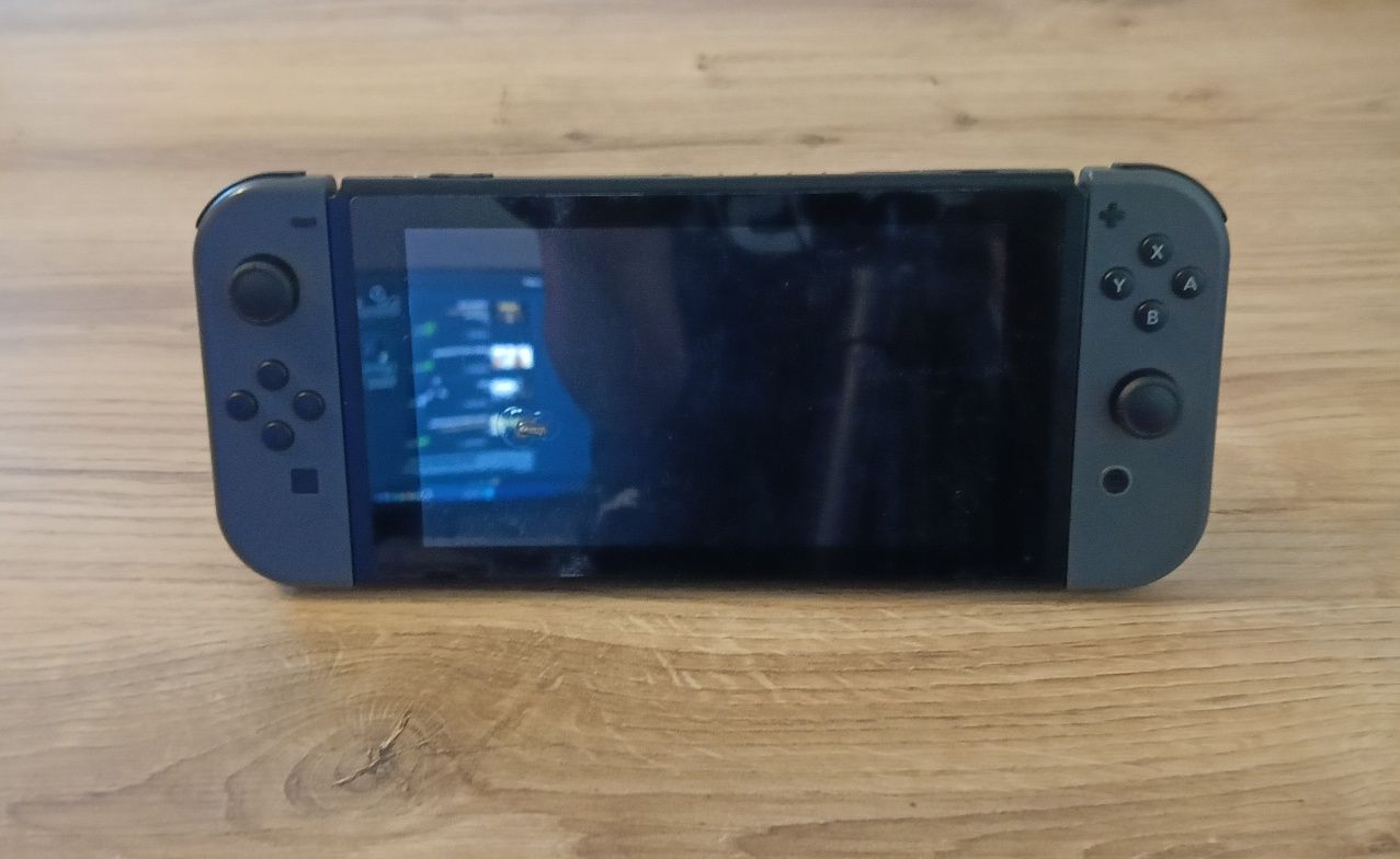 Zestaw Nintendo Switch z grą i etui