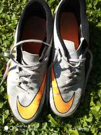 Sportowe buty męskie Nike szare z pomarańczowymi dodatkami