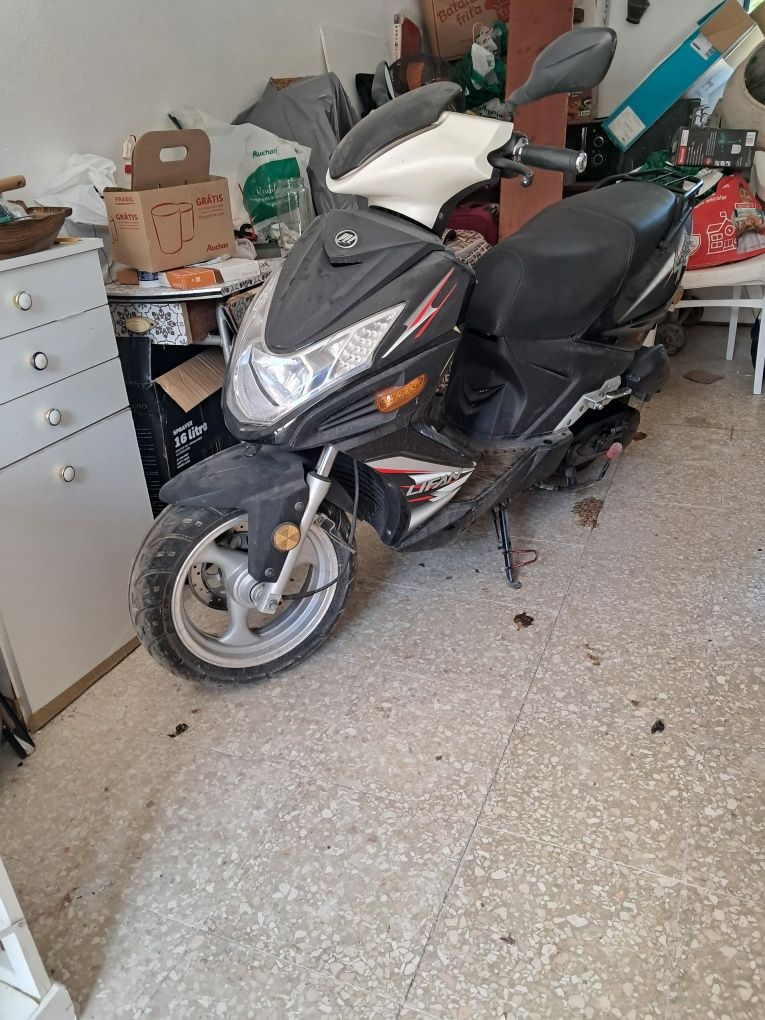 Scooter com caixa