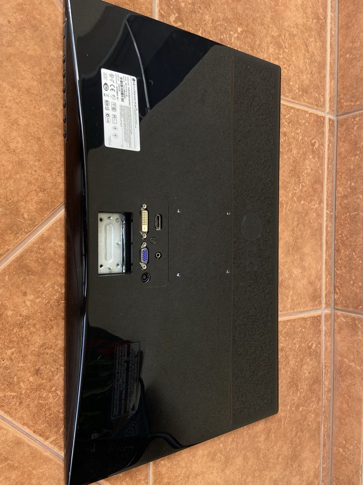 Monitor LG FLATRON E2251 z uchwytem i maskownicą