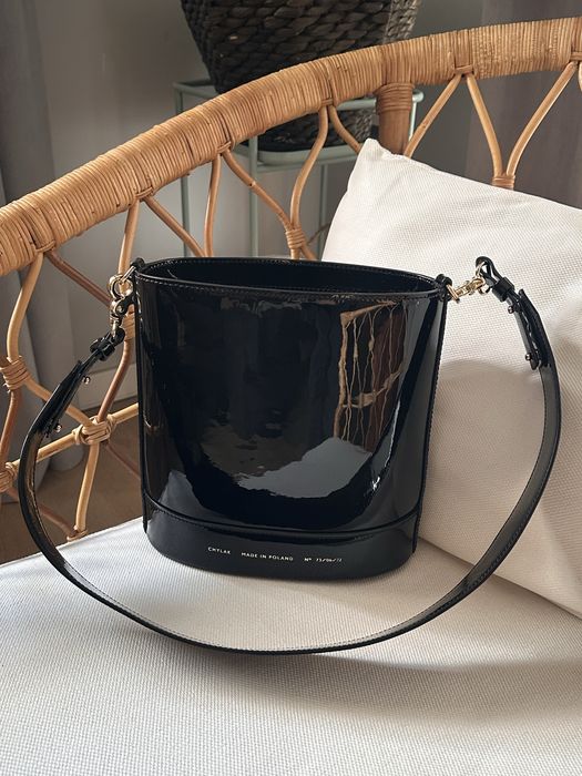 Torebka Chylak Kubełek skóra czarny lakier z szerokim paskiem