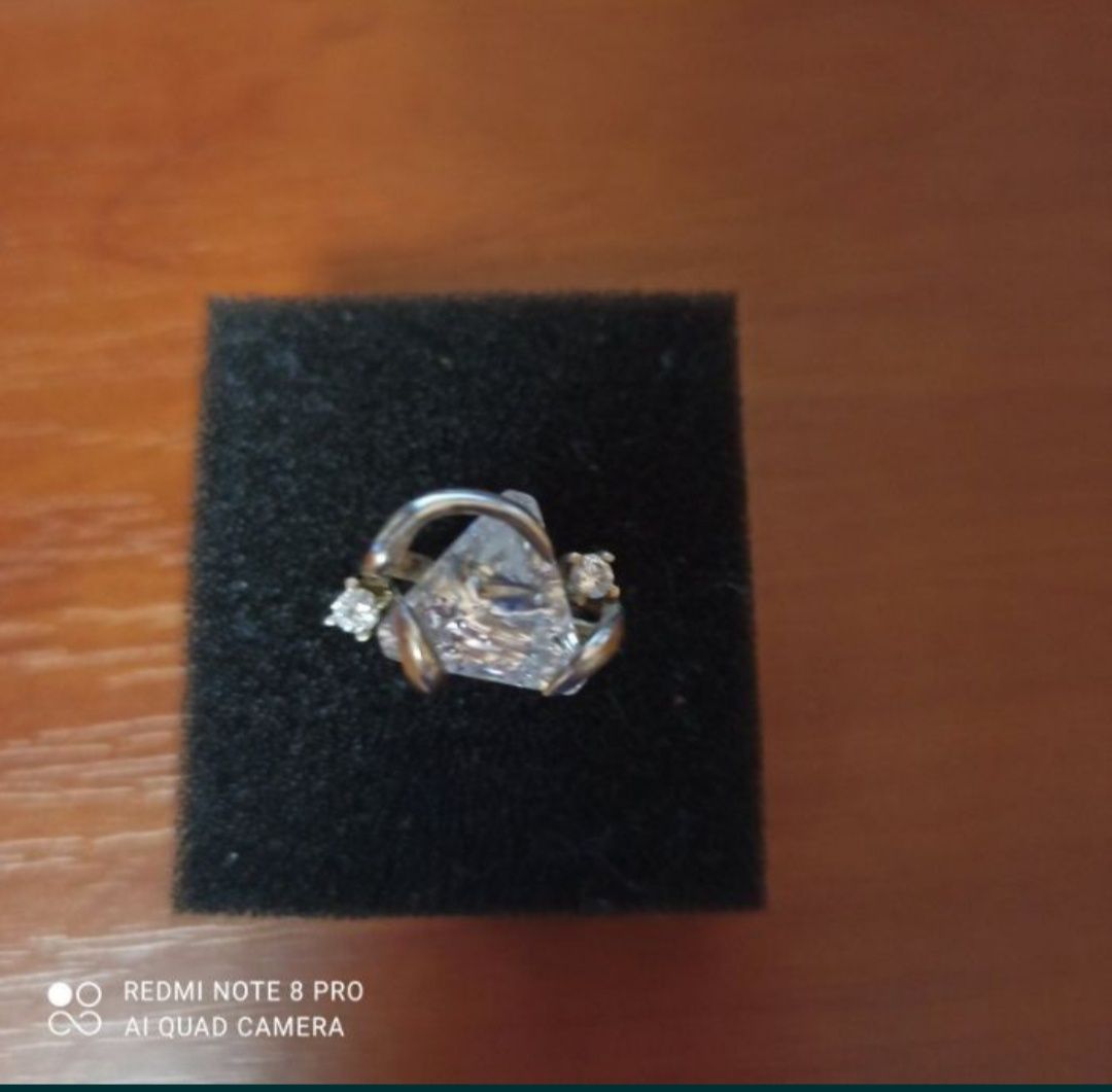 Красиве срібне кольцо