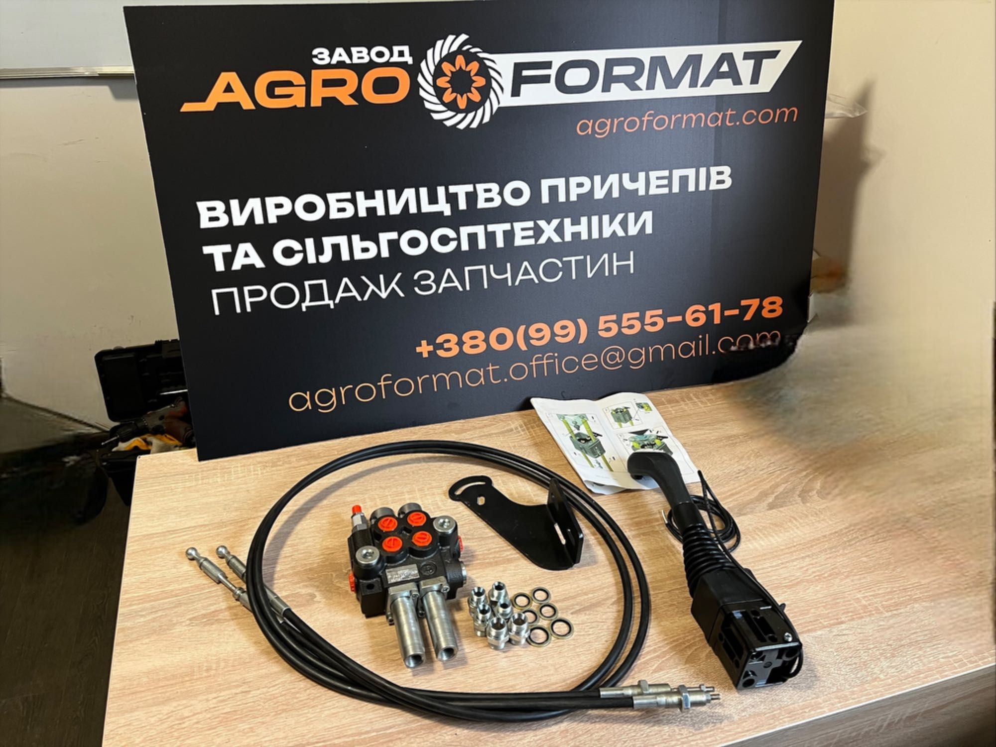 Быстросъёмный погрузчик КУН-1800 на трактор МТЗ ЮМЗ Т-40 с ковшом 1 м3