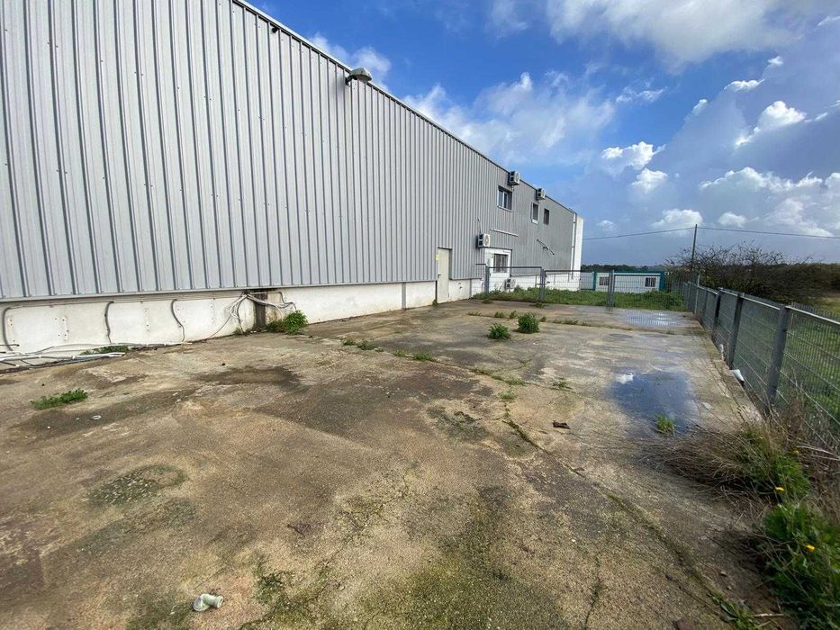 Armazém com Escritórios e Logradouro na Moita - Carvalhinho