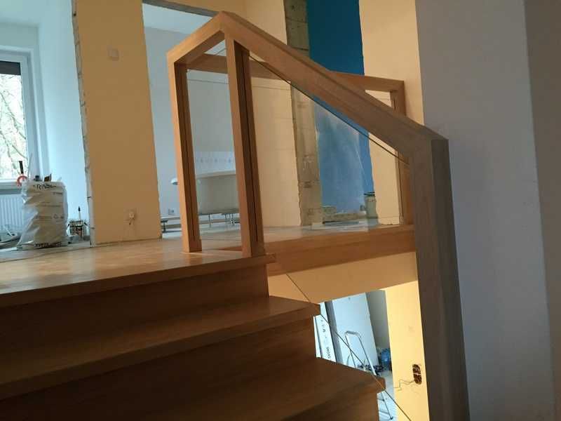 Schody dębowe z balustradą szklaną