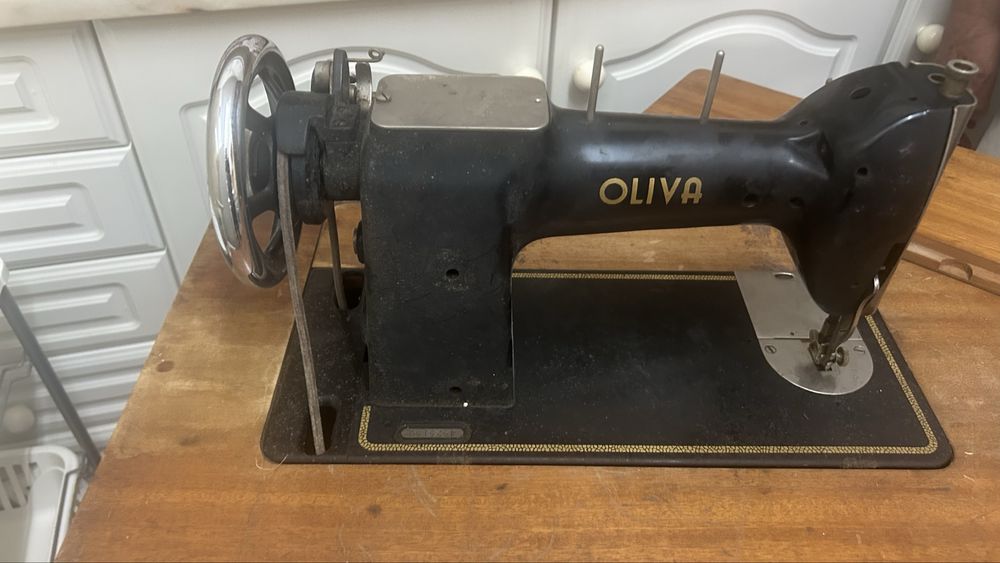 Maquina costura oliva