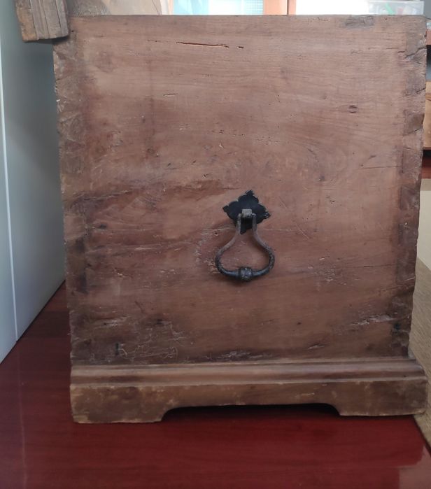 Arca rústica, antiga, em castanho: