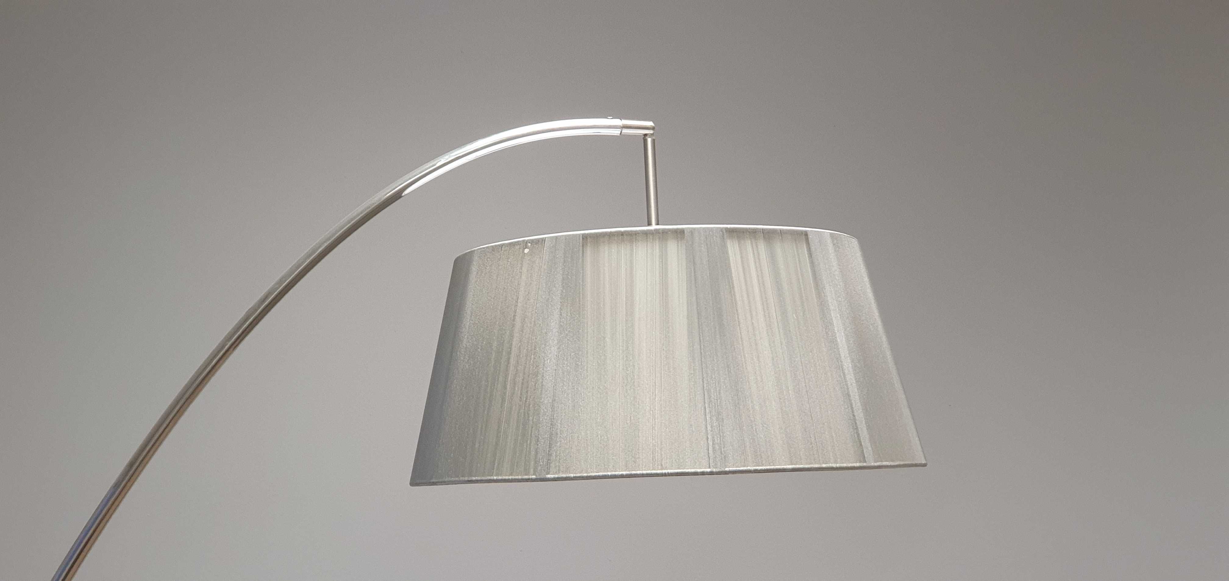 Lampa stojąca z regulowanym ramieniem