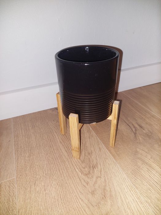 Doniczka na dekoracyjnej podstawie