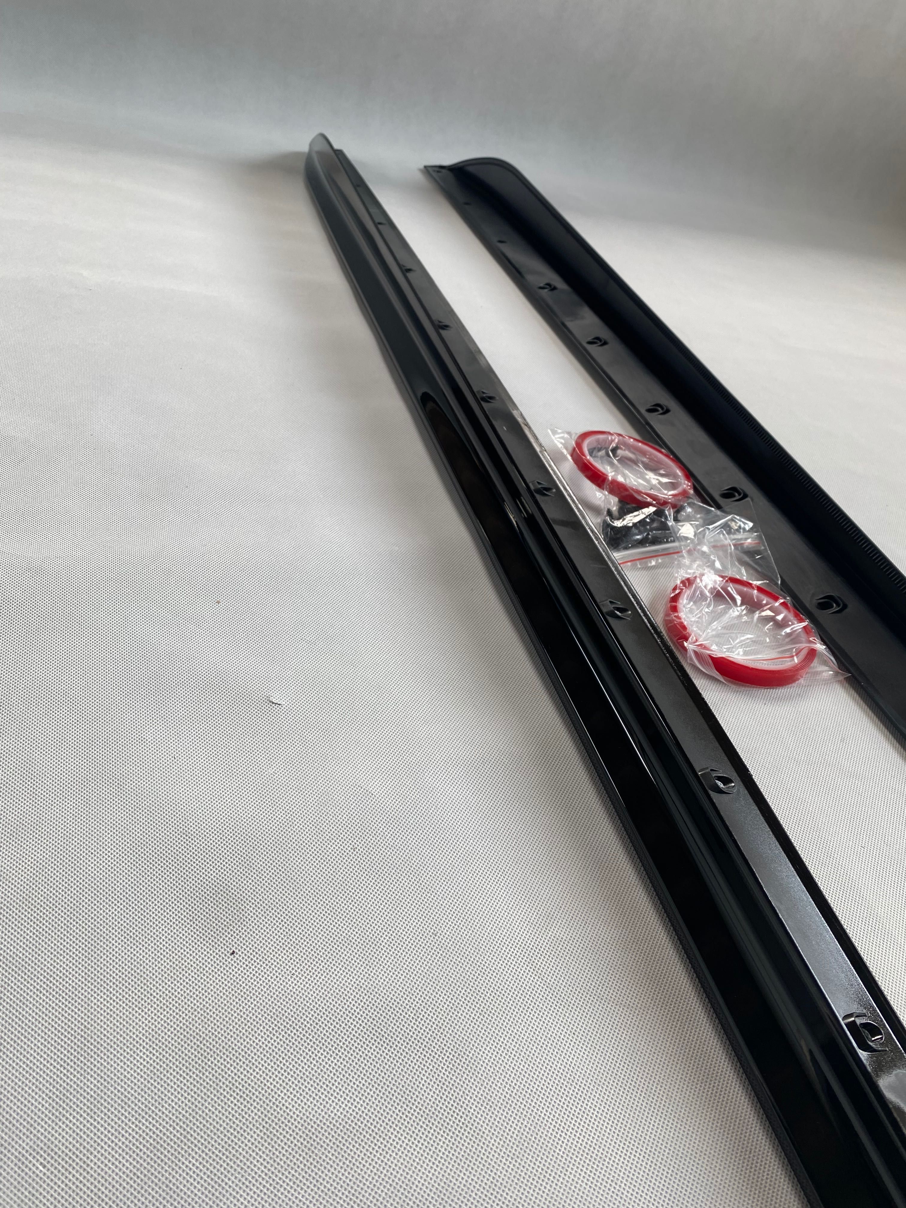 Dokładki listwy pod progi BMW G20 G21 CZARNY POŁYSK / CARBON