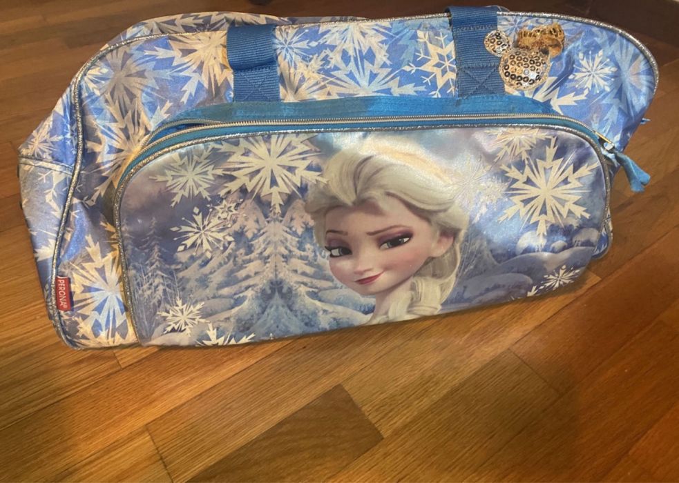 talheres , pratos , copos, ,radio pilhas, coilcha , saco/mala