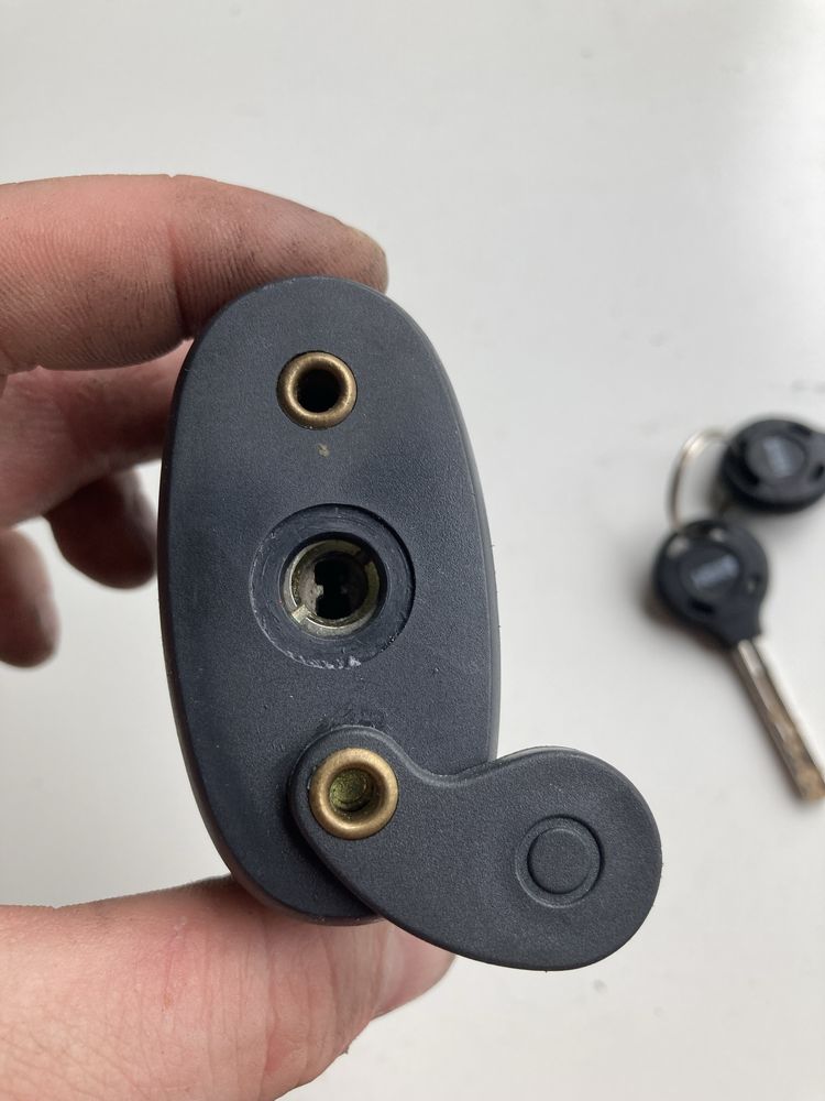 Lancuch z klodka lock force