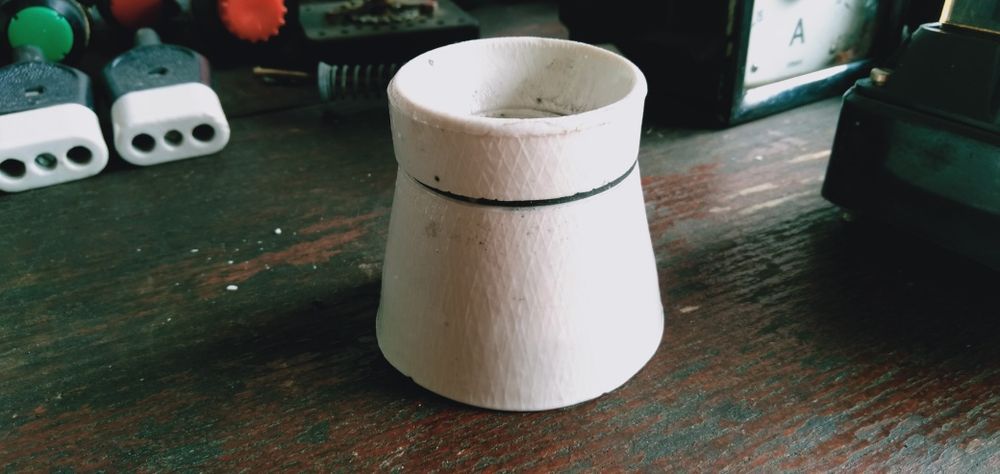 Ceramiczna oprawa żarówki naścienna