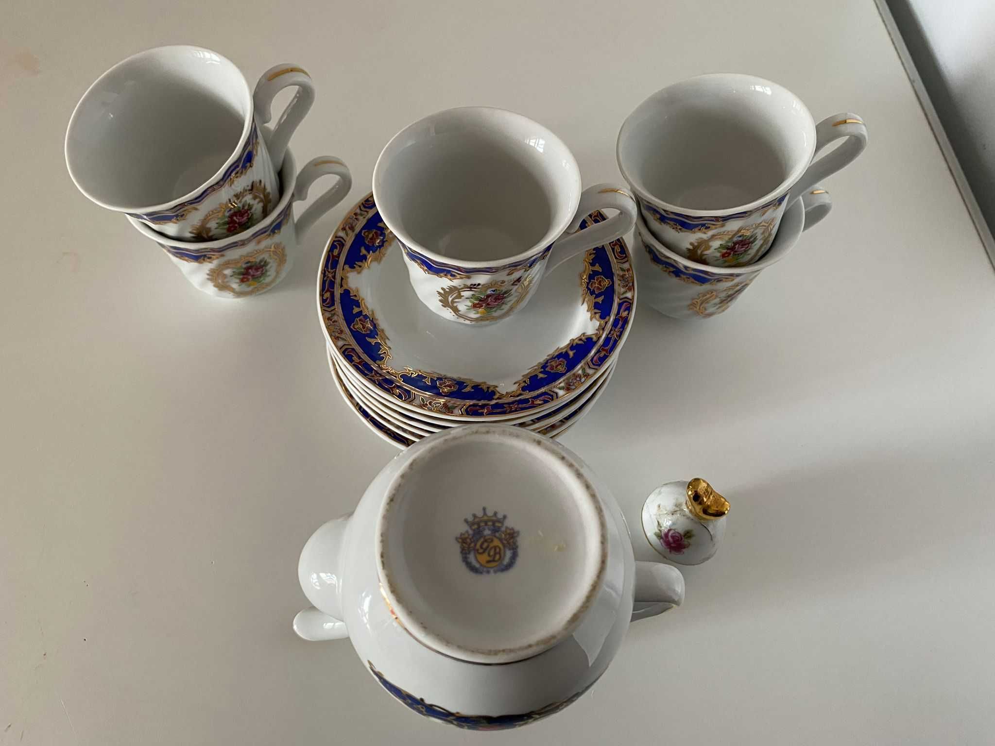 Conjunto de chá com chávenas, bule e pratos T.Limoges GB